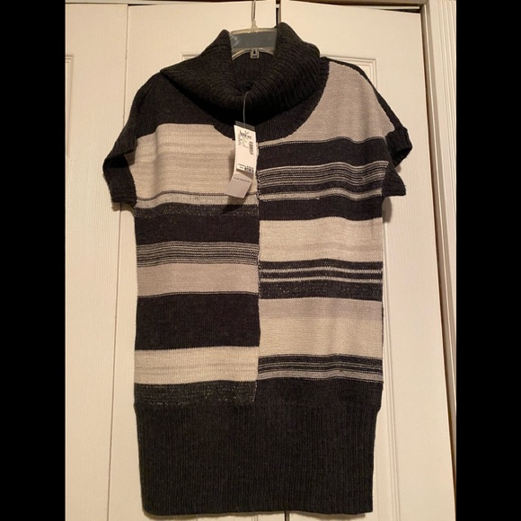 Sweaters - NWT, Large Women’s Turtle Neck Grey and White, short sleeve sweater.